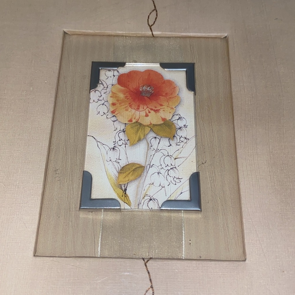NWOT Large photo album with inlaid flower holds 4x6 photos beige New Seasons